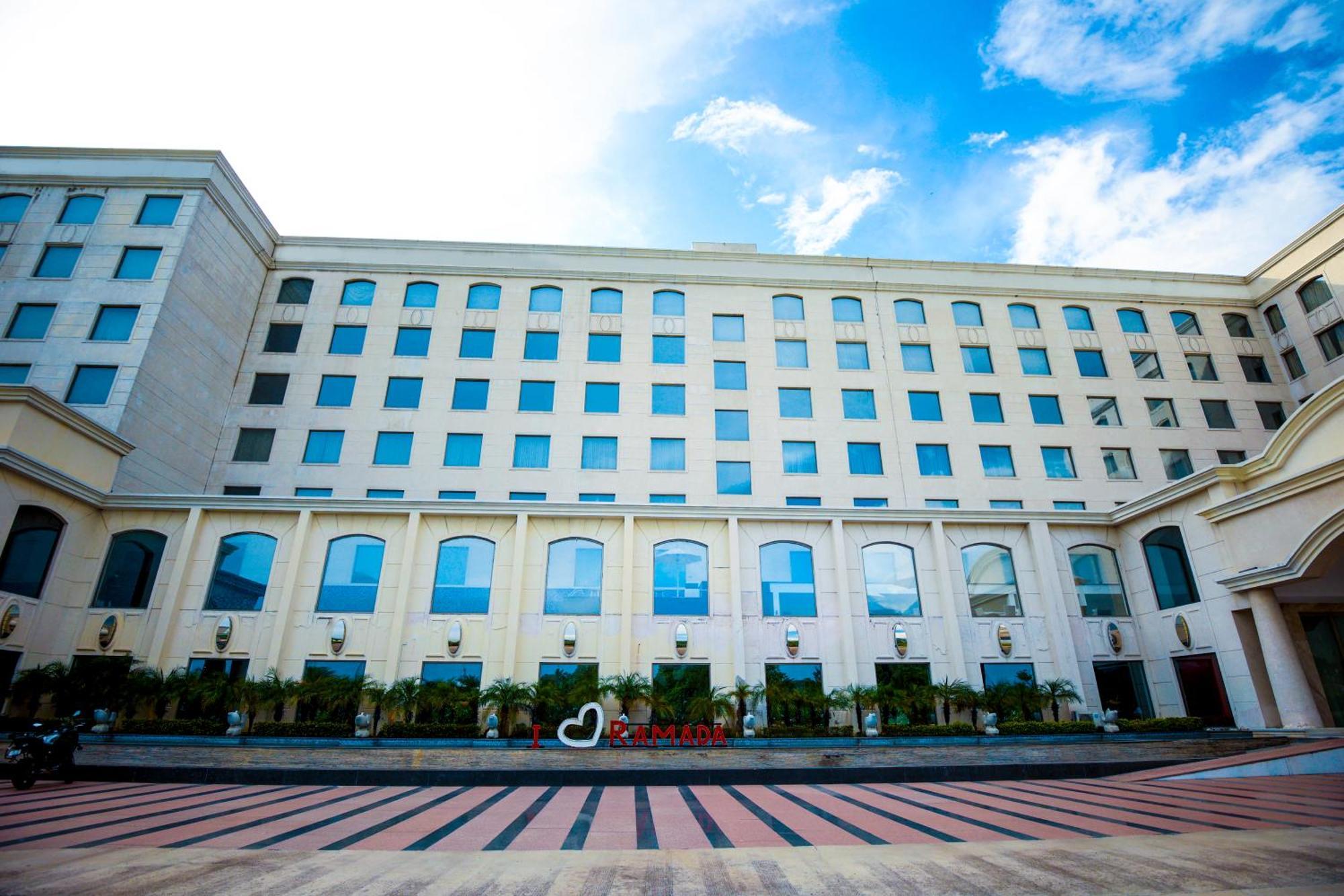 Ramada Plaza By Wyndham Lucknow Hotel Exterior photo